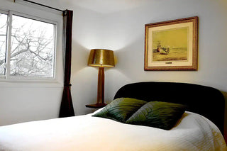 Cellar House Artful Dodger: Cozy and captivating space adorned with tasteful decor and artwork. Stay at Cellar House NOTL for an artistic retreat.