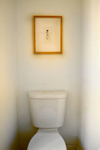 The Spa Oasis: Toilet with wall art in the main bathroom of Cellar House.
